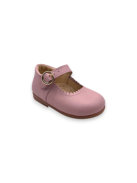 Sapato estilo mercedita em pele rosa com fivela dourada e bordo festonado para menina Mania do Pé