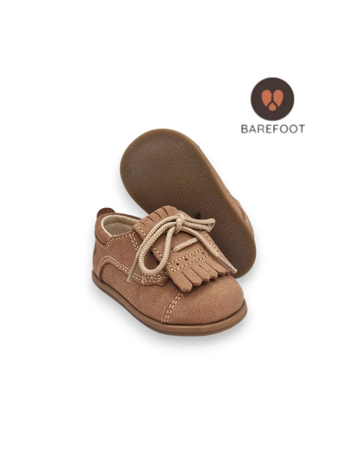 Carneira barefoot infantil em camurça castanho camel fabricada em Portugal