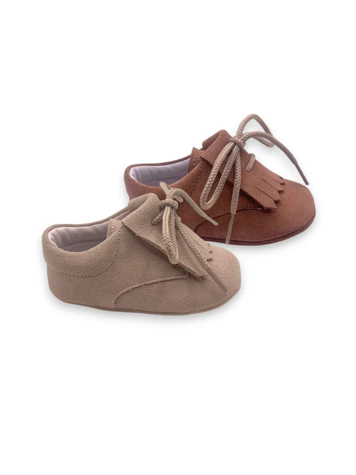 Sapatos carneira de pala sem sola em camurça bege e castanho para recém-nascido e bebé
