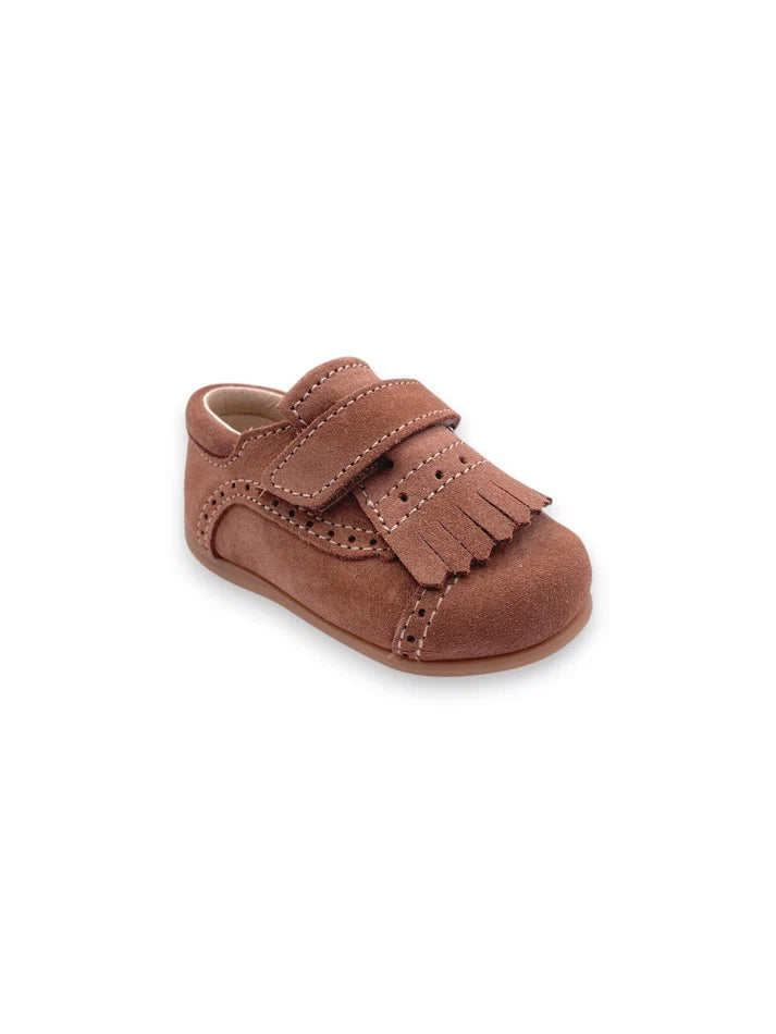 Carneira infantil em camurça camel com fecho em velcro e pala de franjas Mania do Pé