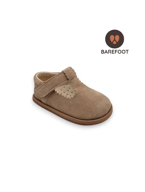 Sandália inglesa barefoot infantil em camurça bege com fecho em velcro Mania do Pé