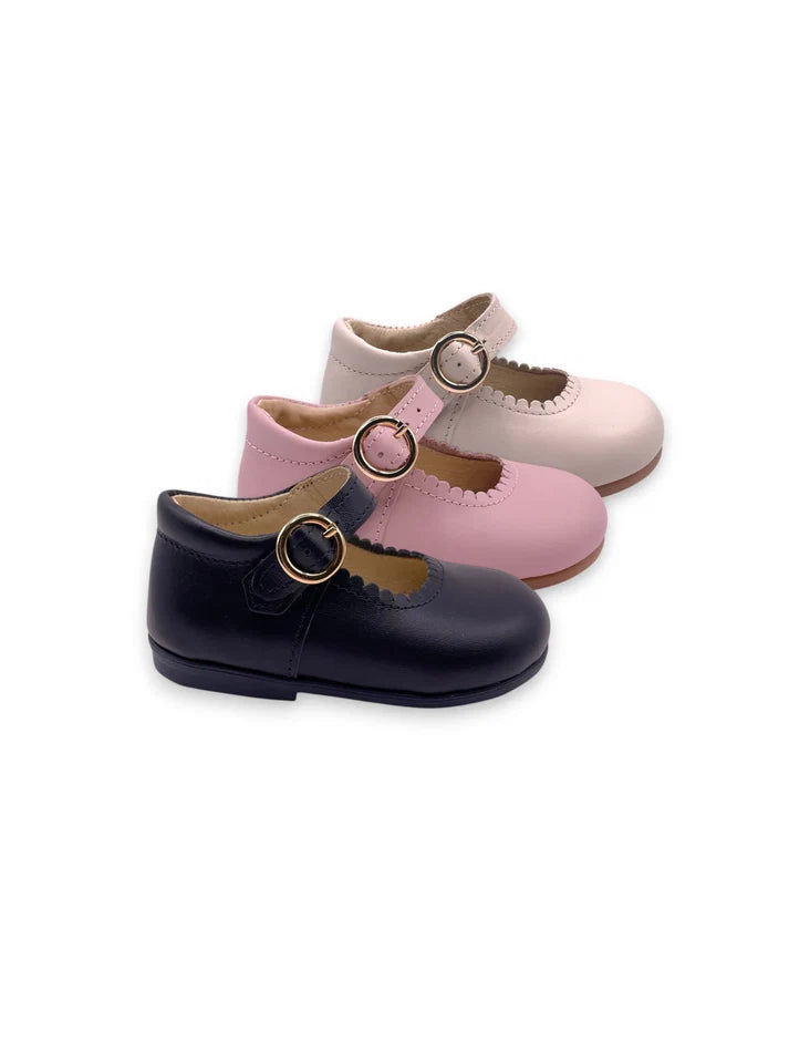 Sapatos de menina com fivela e bordo festonado em pele nas cores azul marinho, rosa e bege