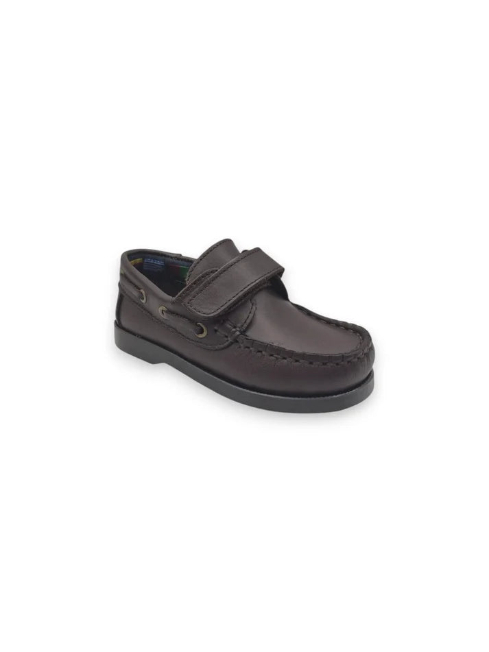 Sapato de vela tipo mocassim clássico em pele castanho escuro com fecho em velcro