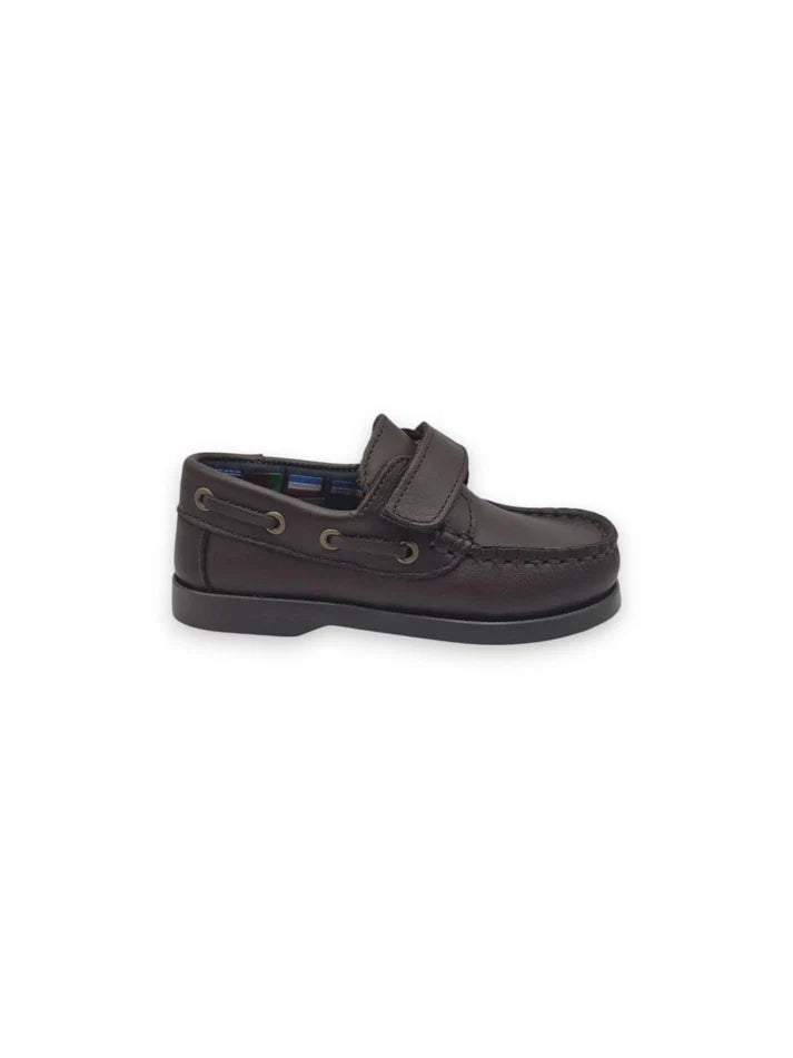 Perfil lateral de sapato de vela clássico em pele castanho escuro com velcro Mania do Pé