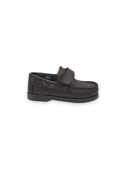 Perfil lateral de sapato de vela clássico em pele castanho escuro com velcro Mania do Pé