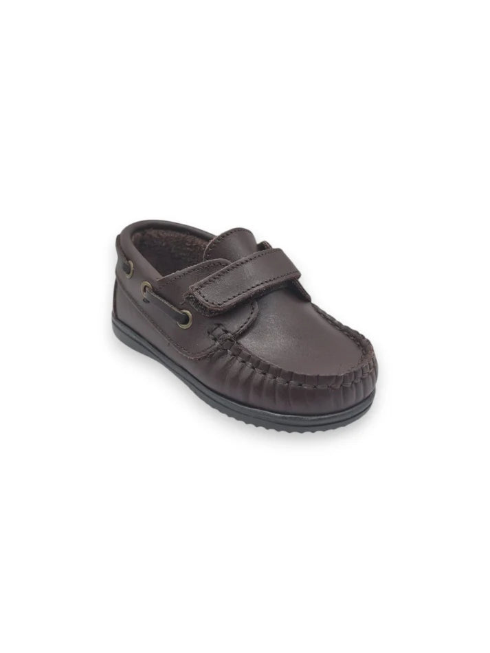 Sapato de vela tipo mocassim em pele castanho com fecho em velcro fácil de calçar