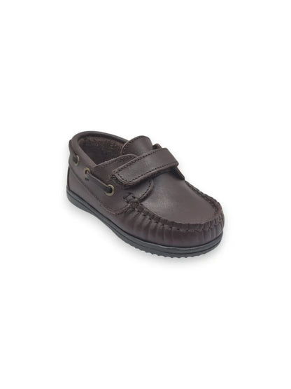 Sapato de vela tipo mocassim em pele castanho com fecho em velcro fácil de calçar