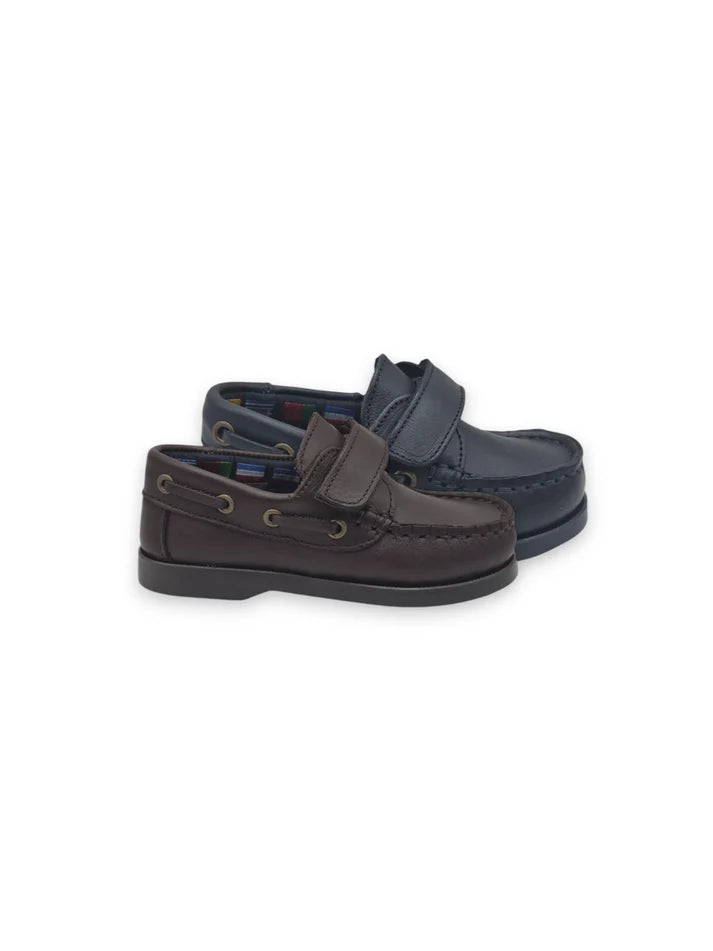 Sapatos de vela clássicos em pele azul marinho e castanho escuro com fecho em velcro