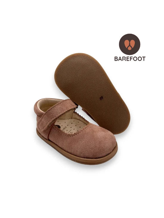 Mercedita barefoot em camurça rosa seco com vista da sola flexível e zero drop para desenvolvimento natural.