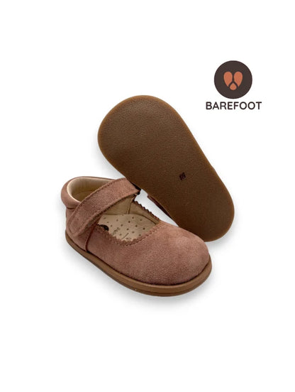 Mercedita barefoot em camurça rosa seco com vista da sola flexível e zero drop para desenvolvimento natural.