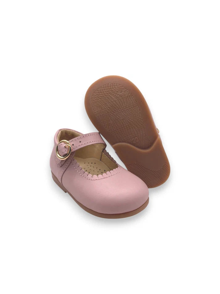 Sapato de fivela em pele rosa com detalhe da sola flexível e antiderrapante para cerimónia e batizado